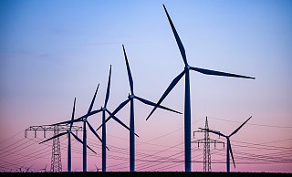 Erneuerbare Energie, wie durch Windkraft, wird immer wichtiger. Der Windkraftausbau sorgt vor Ort aber immer wieder für Diskussionen. - Jan Woitas/dpa Erneuerbare Energie, wie durch Windkraft, wird immer wichtiger. Der Windkraftausbau sorgt vor Ort aber immer wieder für Diskussionen. - Jan Woitas/dpa