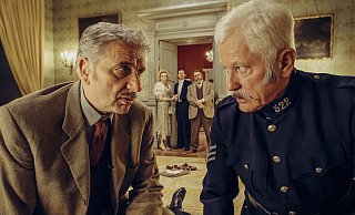 Chief Inspector Francis Lightmyer (Udo Wachtveitl, l) und Constable Ivor Partridge (Miroslav Nemec, r) untersuchen Arthur im Kaminzimmer. Der Münchner "Tatort: Mord unter Misteln" ist am 26.12.2022 im Ersten zu sehen. - Hendrik Heiden Chief Inspector Francis Lightmyer (Udo Wachtveitl, l) und Constable Ivor Partridge (Miroslav Nemec, r) untersuchen Arthur im Kaminzimmer. Der Münchner "Tatort: Mord unter Misteln" ist am 26.12.2022 im Ersten zu sehen. - Hendrik Heiden