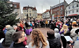 Dicht gedrängt standen die Menschen beim ersten Weihnachtssingen in Warburg auf dem Neustadtmarktplatz, um singend eine halbe Stunde innezuhalten und Weihnachten einzuläuten. - Simone Flörke Dicht gedrängt standen die Menschen beim ersten Weihnachtssingen in Warburg auf dem Neustadtmarktplatz, um singend eine halbe Stunde innezuhalten und Weihnachten einzuläuten. - Simone Flörke