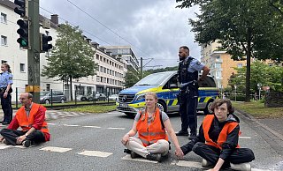 Welche Rolle spielt die Stadt Bielefeld bei der jüngsten Aktion der Letzten Generation, deren Aktivisten sich am Samstag unter anderem auf der Kreuzstraße festklebten? - Paul Brinkmann Welche Rolle spielt die Stadt Bielefeld bei der jüngsten Aktion der Letzten Generation, deren Aktivisten sich am Samstag unter anderem auf der Kreuzstraße festklebten? - Paul Brinkmann