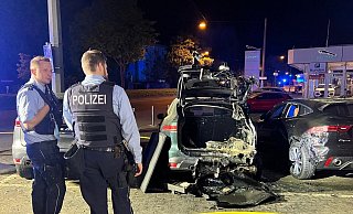 Beim 9. von 11 Fällen erlitt ein Jaguar F-Pace an der Detmolder Straße Totalschaden. Der SUV rechts daneben wurde leicht beschädigt. - Charlotte Mahncke Beim 9. von 11 Fällen erlitt ein Jaguar F-Pace an der Detmolder Straße Totalschaden. Der SUV rechts daneben wurde leicht beschädigt. - Charlotte Mahncke