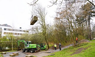 Spektakulär schwebten die tonnenschweren Einzelteile der voluminösen Skulptur „Steg“ von Reinhard Buxel im Paderauenpark ein. - Stadt Paderborn Spektakulär schwebten die tonnenschweren Einzelteile der voluminösen Skulptur „Steg“ von Reinhard Buxel im Paderauenpark ein. - Stadt Paderborn