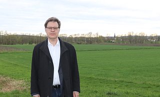 Thomas Struckmeier steht auf der Nordseite der Werre in Obernbeck. Im Hintergrund ist Löhne-Ort zu sehen, unter anderem der Turm der Martin-Luther-Kirche. - Judith Gladow Thomas Struckmeier steht auf der Nordseite der Werre in Obernbeck. Im Hintergrund ist Löhne-Ort zu sehen, unter anderem der Turm der Martin-Luther-Kirche. - Judith Gladow