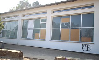 Vandalismus an der Katholische Grundschule Stukenbrock: Zwölf der 32 Scheiben der großen Turnhalle sind kaputt und notdürftig mit Holz verdeckt. - Sigurd Gringel Vandalismus an der Katholische Grundschule Stukenbrock: Zwölf der 32 Scheiben der großen Turnhalle sind kaputt und notdürftig mit Holz verdeckt. - Sigurd Gringel