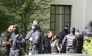Zahlreiche Einsatzkräfte sind an der Erpestraße zusammengezogen. Darunter auch Beamte einer Beweissicherungseinheit, wie am Kürzel auf der Weste zu erkennen ist. - Paul Brinkmann Zahlreiche Einsatzkräfte sind an der Erpestraße zusammengezogen. Darunter auch Beamte einer Beweissicherungseinheit, wie am Kürzel auf der Weste zu erkennen ist. - Paul Brinkmann