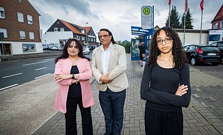 Bei 30 Grad musste Amira Serag (12, re.) an der Bushaltestelle Oerlinghauser Straße aussteigen. - Sarah Jonek Fotografie Bei 30 Grad musste Amira Serag (12, re.) an der Bushaltestelle Oerlinghauser Straße aussteigen. - Sarah Jonek Fotografie