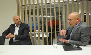 In den Redaktionsräumen der Neuen Westfälischen in Lübbecke kamen Ali Dogan (l.) und Jörg-Michael Schrader für ein Interview zur Landratswahl zusammen. - Joern Spreen-Ledebur In den Redaktionsräumen der Neuen Westfälischen in Lübbecke kamen Ali Dogan (l.) und Jörg-Michael Schrader für ein Interview zur Landratswahl zusammen. - Joern Spreen-Ledebur