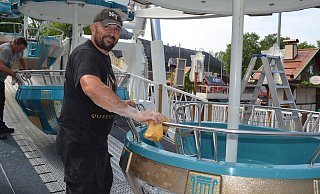 Andras Raschinsky und die anderen Helfer sorgen dafür, dass das Riesenrad am Samstag blitzblank ist, wenn die Besucher den Maspernplatz stürmen. - Peter Heidbrink Andras Raschinsky und die anderen Helfer sorgen dafür, dass das Riesenrad am Samstag blitzblank ist, wenn die Besucher den Maspernplatz stürmen. - Peter Heidbrink