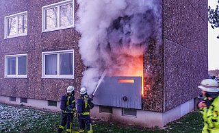 Dicker Rauch quillt über den Balkon. Die Wohnung ist bis auf weiteres nicht bewohnbar. - Paul Brinkmann Dicker Rauch quillt über den Balkon. Die Wohnung ist bis auf weiteres nicht bewohnbar. - Paul Brinkmann