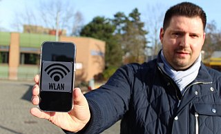 Alexander Hüttemann, Vorsitzender der Jungen Union in Hiddenhausen, setzt sich dafür ein, dass die Großgemeinde digitaler wird. Auf dem Dorfplatz in Lippinghausen zum Beipiel sollte es einen mobilen Hotspot geben. - Anastasia von Fugler Alexander Hüttemann, Vorsitzender der Jungen Union in Hiddenhausen, setzt sich dafür ein, dass die Großgemeinde digitaler wird. Auf dem Dorfplatz in Lippinghausen zum Beipiel sollte es einen mobilen Hotspot geben. - Anastasia von Fugler