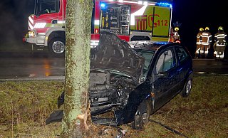Auf der Eggestraße ins Paderborner Stadtteil Benhausen kam dieser mit fünf Personen besetzte Ford Fiesta am Donnerstagabend von der Straße ab und prallte gegen einen Baum. Alle fünf Insassen wurden dabei verletzt. - Ralph Meyer Auf der Eggestraße ins Paderborner Stadtteil Benhausen kam dieser mit fünf Personen besetzte Ford Fiesta am Donnerstagabend von der Straße ab und prallte gegen einen Baum. Alle fünf Insassen wurden dabei verletzt. - Ralph Meyer