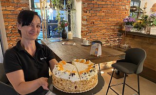 Mitarbeiterin Ionica Pfützner serviert leckere Torten im Café an der Werre. - Dirk Windmöller Mitarbeiterin Ionica Pfützner serviert leckere Torten im Café an der Werre. - Dirk Windmöller