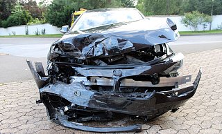 In Folge eines Unfalls wurde der BMW des Flüchtenden erheblich beschädigt. - Polizei Minden-Lübbecke In Folge eines Unfalls wurde der BMW des Flüchtenden erheblich beschädigt. - Polizei Minden-Lübbecke