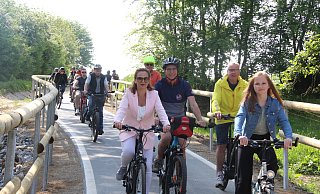 Dutzende Radfahrer freuen sich über die neue Verbindung von Reelsen nach Bad Driburg. - Burkhard Battran Dutzende Radfahrer freuen sich über die neue Verbindung von Reelsen nach Bad Driburg. - Burkhard Battran