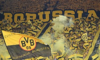 Die Südtribüne im Westfalenstadion gilt seit 20 Jahren als "gelbe Wand" und nötigt selbst Gegnern des BVB Respekt ab. Ihre Anfänge standen allerdings unter keinem besonders guten Stern, wie der Löhner Jan Philipp Platenius in seinem neuen Buch erläutert. - Bernd Thissen Die Südtribüne im Westfalenstadion gilt seit 20 Jahren als "gelbe Wand" und nötigt selbst Gegnern des BVB Respekt ab. Ihre Anfänge standen allerdings unter keinem besonders guten Stern, wie der Löhner Jan Philipp Platenius in seinem neuen Buch erläutert. - Bernd Thissen