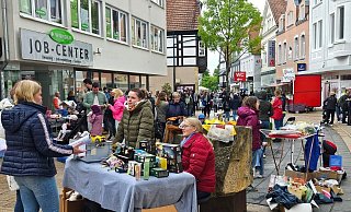 Am Sonntag ist die Fußgängerzone beim Kinderflohmarkt mit vielen Ausstellern und Schnäppchenjägern gut gefüllt. - Alexandra Stratmeier Am Sonntag ist die Fußgängerzone beim Kinderflohmarkt mit vielen Ausstellern und Schnäppchenjägern gut gefüllt. - Alexandra Stratmeier