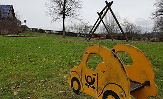 So mancher Spielplatz in Nieheim – wie hier in Eversen – könnte neue Spielgeräte gebrauchen. Die Stadtverwaltung Nieheim nennt die Spielgeräteausstattung freundlich „unterdurchschnittlich.“ Der Spielplatz in Eversen steht nicht zur Disposition. Foto: Madita Schellenberg - Madita Schellenberg So mancher Spielplatz in Nieheim – wie hier in Eversen – könnte neue Spielgeräte gebrauchen. Die Stadtverwaltung Nieheim nennt die Spielgeräteausstattung freundlich „unterdurchschnittlich.“ Der Spielplatz in Eversen steht nicht zur Disposition. Foto: Madita Schellenberg - Madita Schellenberg