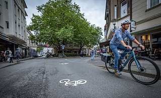 Fahrradfahrer haben auf dem Platz bald eine eigene Spur und sind vom Bürgersteig runter. Ein Poller sperrt dann die Autos aus. - Sarah Jonek / Jonek Fotografie Fahrradfahrer haben auf dem Platz bald eine eigene Spur und sind vom Bürgersteig runter. Ein Poller sperrt dann die Autos aus. - Sarah Jonek / Jonek Fotografie
