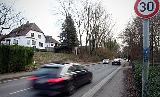 Im Bereich von Haus Wilm gilt auf der Weihestraße schon Tempo 30. Die Stadt hätte die Regelung gerne durchgehend ausgeweitet, scheiterte aber zunächst an Straßen NRW. Jetzt spricht sich auch der Kreis Herford gegen die Maßnahme aus. - Felix Eisele Im Bereich von Haus Wilm gilt auf der Weihestraße schon Tempo 30. Die Stadt hätte die Regelung gerne durchgehend ausgeweitet, scheiterte aber zunächst an Straßen NRW. Jetzt spricht sich auch der Kreis Herford gegen die Maßnahme aus. - Felix Eisele