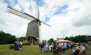 Andacht außerhalb einer Kirche: Unter dem Flügelkreuz der Weher Bockwindmühle feiern die Gläubigen aus der Kirchengemeinde Rahden an Himmelfahrt Gottesdienst. - Joern Spreen-Ledebur Andacht außerhalb einer Kirche: Unter dem Flügelkreuz der Weher Bockwindmühle feiern die Gläubigen aus der Kirchengemeinde Rahden an Himmelfahrt Gottesdienst. - Joern Spreen-Ledebur