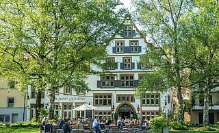 Das Galerie-Hotel mit der Kleinen Galerie liegt idyllisch am Paderquellgebiet. - Ewers Das Galerie-Hotel mit der Kleinen Galerie liegt idyllisch am Paderquellgebiet. - Ewers