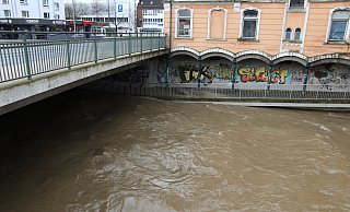 An manchen Stellen trat vor Tagen das Hochwasser auf der Werre über die Ufer oder war wie hier am Lübbertor kurz davor. Jetzt soll am Jahresanfang nochmal Dauerregen auf die Region zukommen. - Claus Frickemeier An manchen Stellen trat vor Tagen das Hochwasser auf der Werre über die Ufer oder war wie hier am Lübbertor kurz davor. Jetzt soll am Jahresanfang nochmal Dauerregen auf die Region zukommen. - Claus Frickemeier