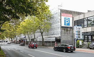 Am Karstadt-Parkhaus in der Elsa-Brändström-Straße wird die Fassade saniert. Voraussichtlich im Mai 2023 soll alles abgeschlossen sein. - Jörg Dieckmann Am Karstadt-Parkhaus in der Elsa-Brändström-Straße wird die Fassade saniert. Voraussichtlich im Mai 2023 soll alles abgeschlossen sein. - Jörg Dieckmann