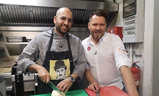 Chefkoch Erkan Yilmaz (l.) konnte mit seiner Kunst neben TV-Spitzenkoch Mike Süsser (r.) auch die Kollegen aus Habichtshöhe, Howzit und Konoba überzeugen. - kabel eins Chefkoch Erkan Yilmaz (l.) konnte mit seiner Kunst neben TV-Spitzenkoch Mike Süsser (r.) auch die Kollegen aus Habichtshöhe, Howzit und Konoba überzeugen. - kabel eins