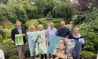 Volker Schäfers (Werbegemeinschaft, v. l.), Claudia Allroggen (Künstlerin), Manfred Schlaffer (Vorsitzender Kulturverein), Reinhard Brechmann (Gartenbesitzer), Uwe Seibel (Werbegemeinschaft), Anne Kersting (Künstlerische Leiterin) mit Kunstwerken von Allroggen im Garten von Kersting. - Dana Johanna Stoll Volker Schäfers (Werbegemeinschaft, v. l.), Claudia Allroggen (Künstlerin), Manfred Schlaffer (Vorsitzender Kulturverein), Reinhard Brechmann (Gartenbesitzer), Uwe Seibel (Werbegemeinschaft), Anne Kersting (Künstlerische Leiterin) mit Kunstwerken von Allroggen im Garten von Kersting. - Dana Johanna Stoll