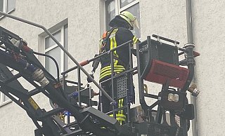 Die Feuerwehr wurde unter anderem mit der Drehleiter zu einem Zimmerbrand in einem Mehrfamilienhaus gerufen. - Löschzug Bad Driburg Die Feuerwehr wurde unter anderem mit der Drehleiter zu einem Zimmerbrand in einem Mehrfamilienhaus gerufen. - Löschzug Bad Driburg