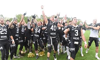 Teamkapitän Jan Prößdorf (Nummer 40) und seine Bande bejubelten die 8:13-Niederlage wie einen Sieg. Aufgrund des besseren direkten Vergleiches spielen die Dolphins in der kommenden Saison erstklassig. - Jörg Manthey Teamkapitän Jan Prößdorf (Nummer 40) und seine Bande bejubelten die 8:13-Niederlage wie einen Sieg. Aufgrund des besseren direkten Vergleiches spielen die Dolphins in der kommenden Saison erstklassig. - Jörg Manthey