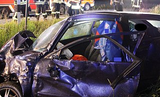Der Seat wurde schwer beschädigt auf ein Feld geschleudert. - Polizei Minden-Lübbecke Der Seat wurde schwer beschädigt auf ein Feld geschleudert. - Polizei Minden-Lübbecke
