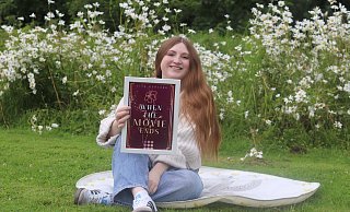 Lisa Gerland mit dem Cover ihrer neuen Geschichte "When The Movie Ends". - Lisa Gerland Lisa Gerland mit dem Cover ihrer neuen Geschichte "When The Movie Ends". - Lisa Gerland