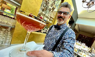 Barkeeper Ugur Dervisoglu tritt bei den Deutschen Meisterschaften der „German Bartender’s Guild“ in Frankfurt an. Für die NW hat er seinen Meisterschaftsbeitrag schon einmal fachgerecht gemixt. - Jens Reddeker Barkeeper Ugur Dervisoglu tritt bei den Deutschen Meisterschaften der „German Bartender’s Guild“ in Frankfurt an. Für die NW hat er seinen Meisterschaftsbeitrag schon einmal fachgerecht gemixt. - Jens Reddeker