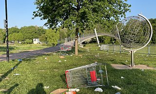 Einkaufs- statt Bollerwagen: Allein rund um die Glacisbrücke standen am Freitagmorgen noch sieben Stück herum und fügten sich perfekt in das Bild von Scherben und Müll ein. MT-Foto: - Patrick Schwemling Einkaufs- statt Bollerwagen: Allein rund um die Glacisbrücke standen am Freitagmorgen noch sieben Stück herum und fügten sich perfekt in das Bild von Scherben und Müll ein. MT-Foto: - Patrick Schwemling