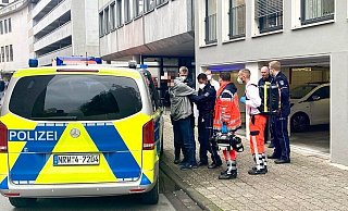 Polizeibeamte haben den Mann nach dem Raubüberfall in der Altstadt gefesselt und am Streifenwagen fixiert. - Jens Reichenbach Polizeibeamte haben den Mann nach dem Raubüberfall in der Altstadt gefesselt und am Streifenwagen fixiert. - Jens Reichenbach