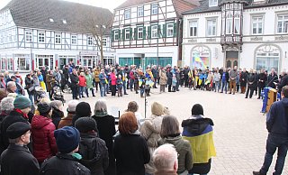 Mehr als als 250 Menschen kommen auf dem Marktplatz in Brakel zu der Friedenskundgebung zusammen. - Burkhard Battran Mehr als als 250 Menschen kommen auf dem Marktplatz in Brakel zu der Friedenskundgebung zusammen. - Burkhard Battran