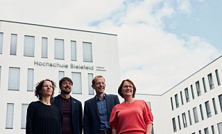 Die Professoren Mariam Dopslaf (v.l.), Christian Schwede, Ulrich Schäfermeier und Andrea Kaimann am Campus-Standort Langer Weg - Pollmeier / Hochschule Bielefeld Die Professoren Mariam Dopslaf (v.l.), Christian Schwede, Ulrich Schäfermeier und Andrea Kaimann am Campus-Standort Langer Weg - Pollmeier / Hochschule Bielefeld
