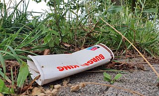 Achtlos weggeworfene Becher und Verpackungen säumen den neuen Fastfood-Tempel an der Berliner Straße. - Irja Most Achtlos weggeworfene Becher und Verpackungen säumen den neuen Fastfood-Tempel an der Berliner Straße. - Irja Most