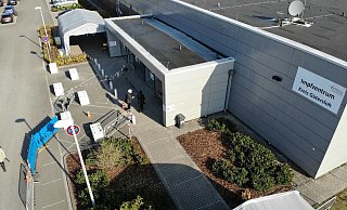 Im Impfzentrum des Kreises Gütersloh lässt jetzt ein Unternehmen seine Mitarbeiter durch die Impfstraßen schleusen. Andere kleine und mittelständische Betriebe könnten womöglich schon bald folgen. - Kreis Gütersloh Im Impfzentrum des Kreises Gütersloh lässt jetzt ein Unternehmen seine Mitarbeiter durch die Impfstraßen schleusen. Andere kleine und mittelständische Betriebe könnten womöglich schon bald folgen. - Kreis Gütersloh