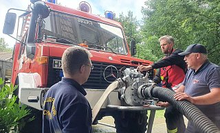Mitglieder der Feuerwehr aus Höxter und Brakel waren mit der Bezirksreserve im Märkischen Kreis im Unwettereinsatz. Foto: Thomas Kube - Thomas Kube Mitglieder der Feuerwehr aus Höxter und Brakel waren mit der Bezirksreserve im Märkischen Kreis im Unwettereinsatz. Foto: Thomas Kube - Thomas Kube