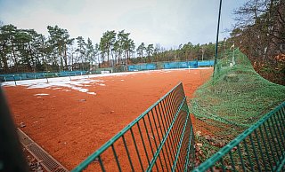 Weiße Schneeflecke zieren aktuell noch die Queller Tennisanlage unterhalb der Osnabrücker Straße. - Sarah Jonek Weiße Schneeflecke zieren aktuell noch die Queller Tennisanlage unterhalb der Osnabrücker Straße. - Sarah Jonek