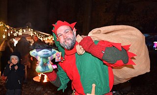 Bei der 3. Anno Wyhnacht holte Marktmeister und Weihnachtself Felix Morkes aus seinem geschulterten, beeindruckend großen Sack reichlich Geschenke für die kleinen Besucher heraus. - Jens Dünhölter Bei der 3. Anno Wyhnacht holte Marktmeister und Weihnachtself Felix Morkes aus seinem geschulterten, beeindruckend großen Sack reichlich Geschenke für die kleinen Besucher heraus. - Jens Dünhölter