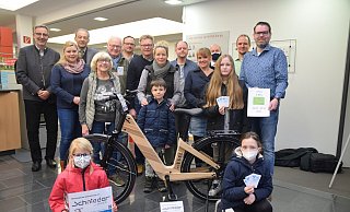 Vertreter der Kaufmannschaft, der Engeraner Grundschulen und des Autohauses Schnieder präsentierten das E-Bike - den Hauptgewinn bei der Kirschblütenfest-Tombola. - Mareike Patock Vertreter der Kaufmannschaft, der Engeraner Grundschulen und des Autohauses Schnieder präsentierten das E-Bike - den Hauptgewinn bei der Kirschblütenfest-Tombola. - Mareike Patock