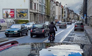 Die August-Bebel-Straße ist gerade fertig umgebaut - da muss schon wieder an den Gleisen geflickt werden. - zobe Die August-Bebel-Straße ist gerade fertig umgebaut - da muss schon wieder an den Gleisen geflickt werden. - zobe