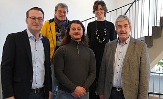 Alexander Kleinschmidt (Geschäftsführer des Werberings Brakel, v. l.), Förderer Hans-Hermann Fenske, Stipendiat Mohamed Alali, Katja Urhahne, Geschäftsführerin des Studienfonds OWL sowie Bürgermeister Hermann Temme. - Stadt Brakel Alexander Kleinschmidt (Geschäftsführer des Werberings Brakel, v. l.), Förderer Hans-Hermann Fenske, Stipendiat Mohamed Alali, Katja Urhahne, Geschäftsführerin des Studienfonds OWL sowie Bürgermeister Hermann Temme. - Stadt Brakel