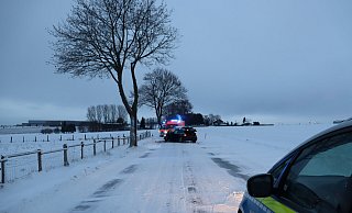 Schneeverwehungen wie hier auf der L754 bei Bad Wünnenberg-Haaren sorgten am Montagmorgen für Unfallgefahren. Vier Personen erlitten leichte Verletzungen. - Polizei Paderborn Schneeverwehungen wie hier auf der L754 bei Bad Wünnenberg-Haaren sorgten am Montagmorgen für Unfallgefahren. Vier Personen erlitten leichte Verletzungen. - Polizei Paderborn