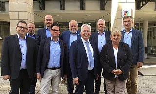 Sie stehen geschlossen gegen die Bahn-Pläne - mit mehr als 50 anderen Entscheidungsträgern: Stefan Schwartze (MdB, v.l.), Mario Hecker (Gemeinde Kalletal), Christian Obrok (MdL), Axel Wohlgemuth (Stadt Bückeburg), Rüdiger Meier (Gemeinde Kirchlengern), Landrat Jürgen Müller, Werner Seeger (Stadt Herford), Anke Grotjohann (Stadt Porta Westfalica) und Rocco Wilken (Stadt Vlotho). - Corina Lass Sie stehen geschlossen gegen die Bahn-Pläne - mit mehr als 50 anderen Entscheidungsträgern: Stefan Schwartze (MdB, v.l.), Mario Hecker (Gemeinde Kalletal), Christian Obrok (MdL), Axel Wohlgemuth (Stadt Bückeburg), Rüdiger Meier (Gemeinde Kirchlengern), Landrat Jürgen Müller, Werner Seeger (Stadt Herford), Anke Grotjohann (Stadt Porta Westfalica) und Rocco Wilken (Stadt Vlotho). - Corina Lass