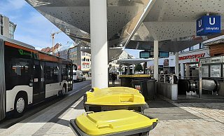 Verteilt über den Radweg: Mülltonnen auf dem Jahnplatz an der Bushaltestelle. - NW Verteilt über den Radweg: Mülltonnen auf dem Jahnplatz an der Bushaltestelle. - NW
