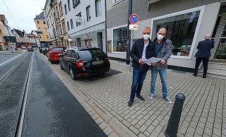 Vier Mal gepflastert - und jetzt wird es wieder anders: Thomas Renken und Steffen Beßler sind über die Verkehrsregelung vor ihrem Geschäft verzweifelt. - Foto: Andreas Zobe/NW Vier Mal gepflastert - und jetzt wird es wieder anders: Thomas Renken und Steffen Beßler sind über die Verkehrsregelung vor ihrem Geschäft verzweifelt. - Foto: Andreas Zobe/NW
